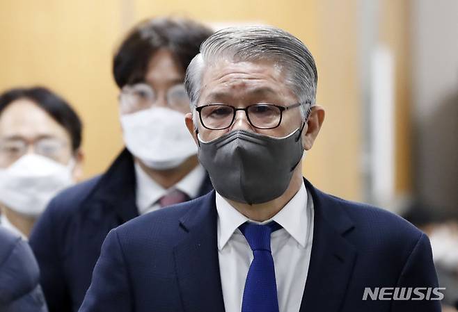 [서울=뉴시스] 홍효식 기자 = 최신원 전 SK네트웍스 회장이 16일 오전 서울 서초구 서울중앙지법에서 열린 2235억원 횡령·배임 혐의 30차 공판에 출석하고 있다. 2021.12.16. yesphoto@newsis.com