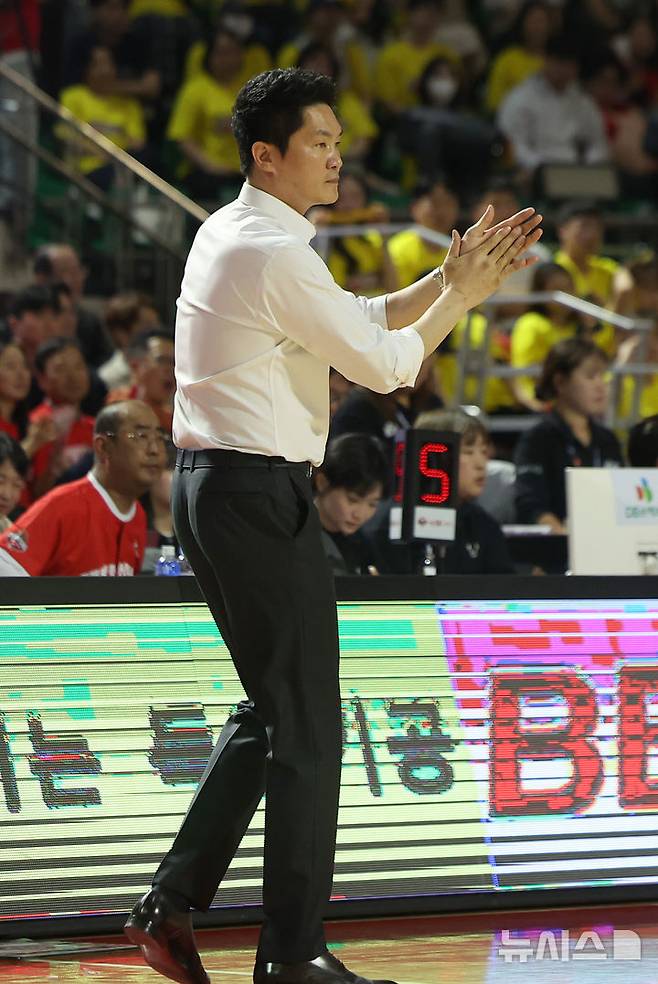 [서울=뉴시스] 김선웅 기자 = 지난 13일 서울 송파구 잠실학생체육관에서 열린 2024-2025 프로농구 챔피언결정전 서울 SK 나이츠 vs 창원 LG 세이커스 5차전 경기, 경기를 지켜보며 박수를 치고 있다. 2025.05.13. mangusta@newsis.com