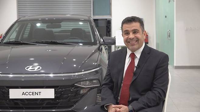 [제다(사우디아라비아)=뉴시스] 14일(현지시간) 사우디아라비아 제다국제공항 인근에 있는 현대차 매장에서 현지 딜러사인 현대나기모터스의 타마르 알 하킴 총괄 부대표가 사우디 자동차 시장 현황에 대해 설명하고 있다. (사진=현대차 제공) 2025.05.15 photo@newsis.com *재판매 및 DB 금지