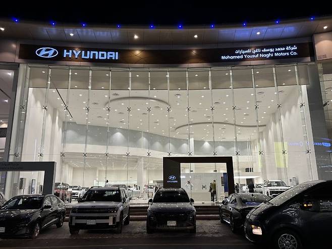 [제다(사우디아라비아)=뉴시스] 사우디아라비아 제다국제공항 인근에서 현대나기모터스가 운영 중인 현대차 매장 모습. (사진=현대차 제공) 2025.05.15 photo@newsis.com *재판매 및 DB 금지