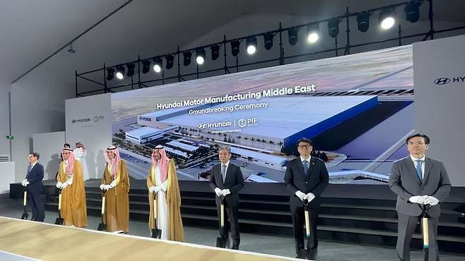 [제다(사우디아라비아)=뉴시스] 14일(현지시간) 사우디 킹 살만 자동차 산업단지에서 '현대차 사우디 생산법인(HMMME) 공장 착공식이 열렸다. 사진은 이날 행사에 참석한 (왼쪽부터) 박원균 HMMME 법인장 상무, 아흐메드 알리 알수베이(Ahmed Ali Al-Subaey) HMMME 이사회 의장, 야지드 알후미에드(Yazeed A. Al-Humied) 사우디아라비아 국부펀드 부총재, 반다르 이브라힘 알코라예프(Bandar Ibrahim Al-Khorayef) 산업광물자원부 장관, 장재훈 현대차그룹 부회장, 문병준 주사우디아라비아 대한민국 대사 대리, 이한우 현대건설 대표이사 부사장이 기념사진을 촬영하는 모습. (사진=현대차 제공) 2025.05.15 photo@newsis.com *재판매 및 DB 금지