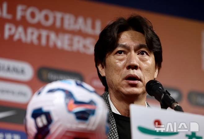[서울=뉴시스] 김명년 기자 = 홍명보 대한민국 축구국가대표팀 감독이 10일 오전 서울 종로구 축구회관에서 2026 국제축구연맹(FIFA) 북중미 월드컵 아시아 3차 예선 B조 7차전 오만전과 8차전 요르단전 출전 명단을 발표하고 있다. 2025.03.10. kmn@newsis.com