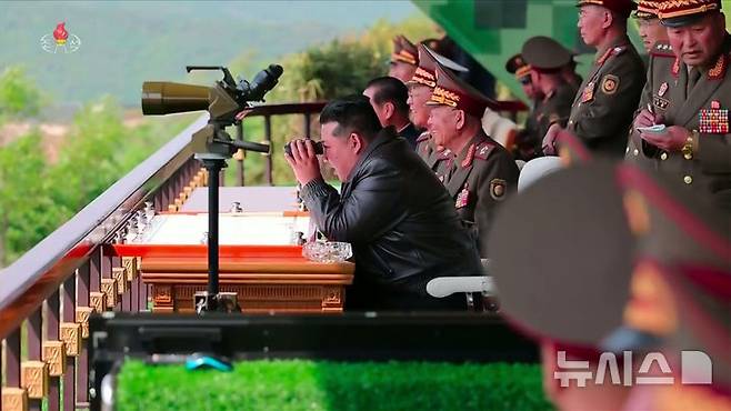 [서울=뉴시스] 조선중앙TV가 김정은 북한 국무위원장이 조선인민군 수도방어군단 제60훈련소를 방문해 병종별 전술훈련을 참관했다고 14일 보도했다. (사진=조선중앙TV 캡처) 2025.05.14. photo@newsis.com