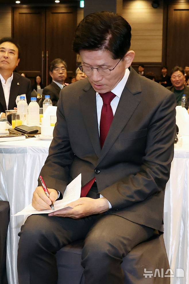 [서울=뉴시스] 조성우 기자 = 김문수 국민의힘 대선후보가 15일 오전 서울 영등포구 중소기업중앙회에서 열린 '자랑스러운 중소기업인협의회 조찬 강연'에서 박용주 자랑스러운중소기업인협의회 회장의 발언을 들으며 메모하고 있다. 2025.05.15. xconfind@newsis.com