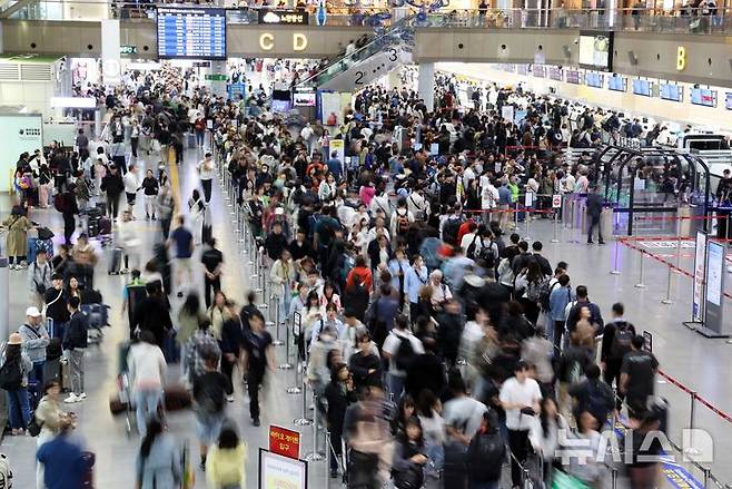 [부산=뉴시스] 하경민 기자 = 징검다리 황금연휴 첫날인 1일 부산 강서구 김해국제공항 국제선 출국장에서 해외여행을 떠나는 여행객들이 길게 줄을 선 채 출국수속을 거치고 있다.한국공항공사 김해공항에 따르면 황금연휴 기간인 1~6일 김해공항 국제선 이용객은 총 17만9177명(출국 8만822명, 입국은 9만8355명)으로 예상됐다. 2025.05.01. yulnetphoto@newsis.com