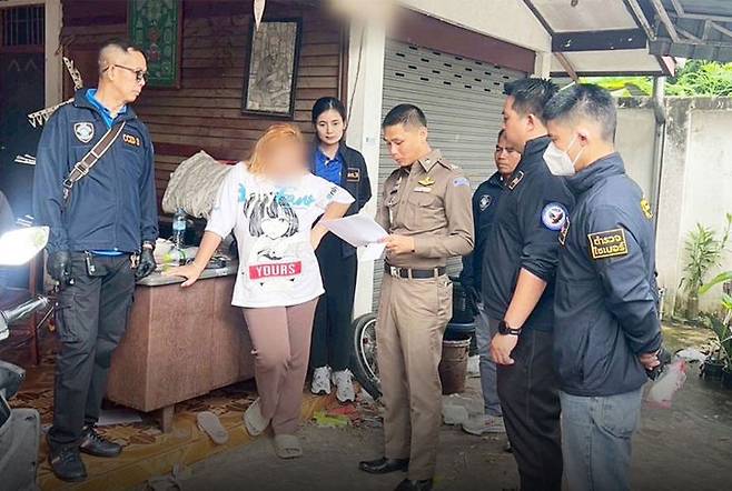 [뉴시스]자신이 직접 촬영한 음란 영상을 소셜미디어에 업로드해 매달 수백만 원을 벌어들인 태국의 10대 여성이 경찰에 붙잡혔다. (사진=태국 사이버범죄수사국) *재판매 및 DB 금지