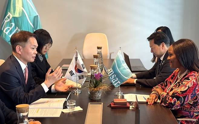 [서울=뉴시스] 조수정 기자 = 이병화 환경부 차관이 13일(현지 시간) 스위스 글랑 소재 람사르협약 본부에서 무손다 뭄바 람사르협약 사무총장을 만나 제15차 람사르협약 당사국총회 준비 현황, 동아시아 람사르지역센터의 성과 및 협력 강화 방안 등을 논의하고 있다. (사진=환경부 제공) 2025.05.13. photo@newsis.com *재판매 및 DB 금지