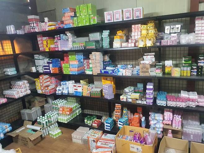 [무안=뉴시스] 전남경찰청은 일반·전문 의약품을 밀반입해 공급·판매한 수출입 회사 대표와 동남아 식품 마트 업주 등 64명을 검거했다. 사진은 현장에서 적발한 의약품. (사진 = 전남경찰청 제공) 2025.05.15. photo@newsis.com *재판매 및 DB 금지