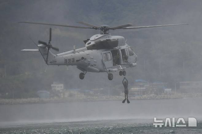 [포항=뉴시스] 15일 해병대 1사단 수색대대가 경북 포항시 남구 도구해안 일대에서 헬기 저고도 이탈 수영침투 훈련을 하고 있다. (사진=해병대 1사단 제공) 2025.05.15. photo@newsis.com