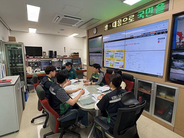 [양양=뉴시스] 15일 양양국유림관리소가 유관기관 합동, 산사태 대비 대피 훈련을 하고 있는 모습.(사진=양양국유림관리소 제공)photo@neswsis.com *재판매 및 DB 금지