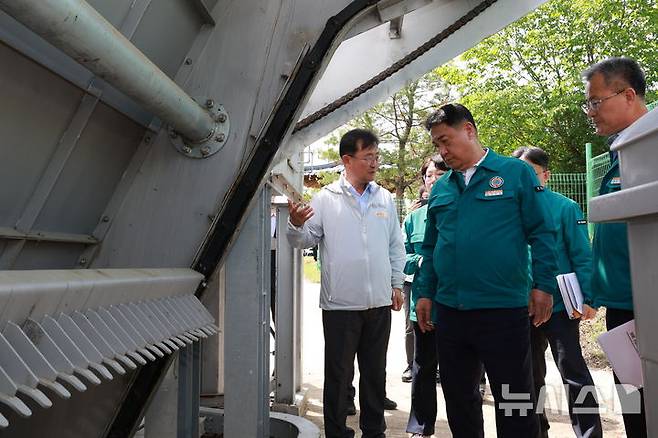 [영동=뉴시스] 여름철 침수우려지역 현장 점검활동에 나선 정영철(앞줄 가운데) 충북 영동군수가 15일 용당지하차도 현장의 수위감지 시스템 작동상태를 살펴보고 있다. (사진=영동군 제공) 2025.05.15. photo@newsis.com