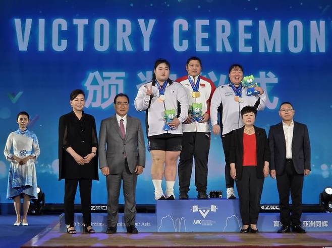 [서울=뉴시스] 2025 아시아역도선수권대회에서 은메달 2개, 동메달 1개를 수확한 박혜정(왼쪽에서 4번째). (사진=대한역도연맹 제공) *재판매 및 DB 금지