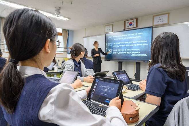 [서울=뉴시스] 15일 오전 서울 종로구 덕성여자중학교에서 애플 기기와 앱을 활용한 수업이 진행되고 있다. 지난해 8월 덕성여중은 '애플인증학교(ADS)' 프로그램에 선정된 바 있다. (사진=애플 제공) *재판매 및 DB 금지