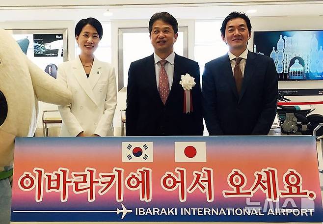 [청주=뉴시스] 15일 오후 일본 이바카리공항에서 열린 청주~이바라키 국제선 정기노선 취항식에서 김수민 충북도 정무부지사(왼쪽부터)와 오이가와 카즈히코 이바라키현 지사, 강병호 에어로케이 대표가 기념 촬영하고 있다. (사진=충북도 제공) 2025.05.15. photo@newsis.com *재판매 및 DB 금지