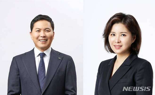 [서울=뉴시스]윤상현 한국콜마홀딩스 부회장(좌), 윤여원 콜마비앤에이치 대표(우).(사진=한국콜마 제공)