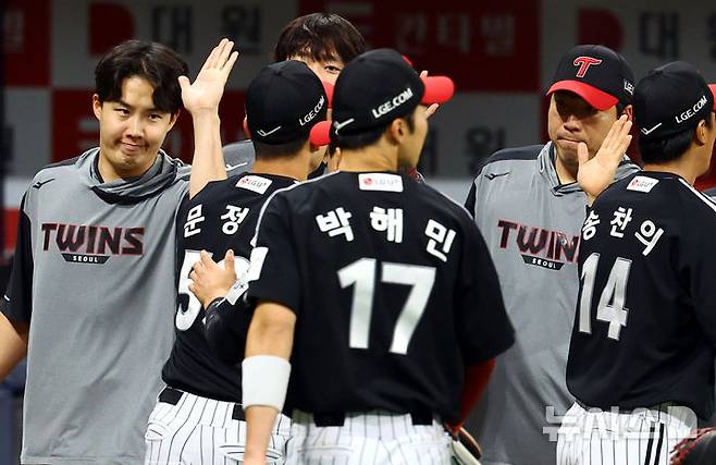 [서울=뉴시스] 박주성 기자 = 지난달 10일 오후 서울 구로구 고척스카이돔에서 열린 프로야구 2025 KBO리그 LG 트윈스 대 키움 히어로즈의 경기, LG가 키움에게 7대3 승리 후 LG 선발 투수였던 임찬규가 팀 동료들과 기쁨을 나누고 있다. 2025.04.10. park7691@newsis.com