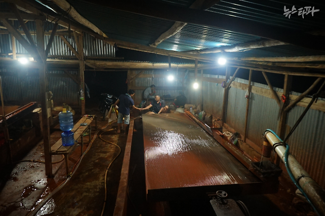 ▲인도네시아 벨리퉁 섬 소규모 사업장에서 노동자들이 늦은 밤까지 주석 광석 세척 기계를 가동하고 있다. (출처: 에디 체피 치버, 게코프로젝트)
