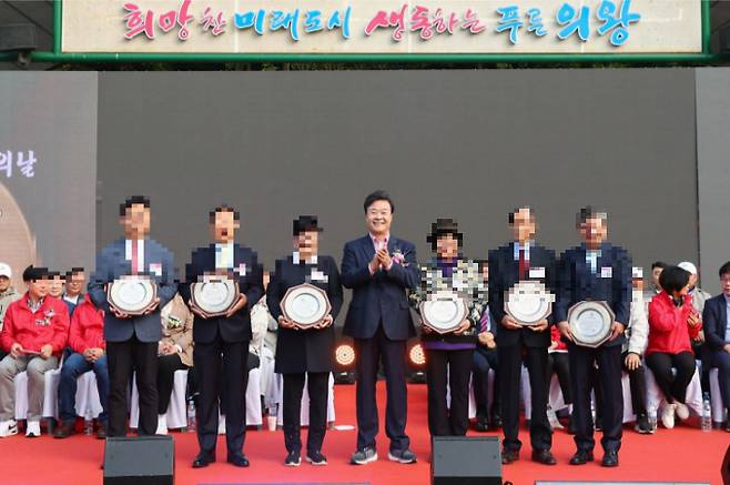 2023년 의왕시민의날 행사에서 김성제(가운데) 의왕시장이 시민대상 수상자들과 기념사진을 찍고 있다. 의왕시 제공