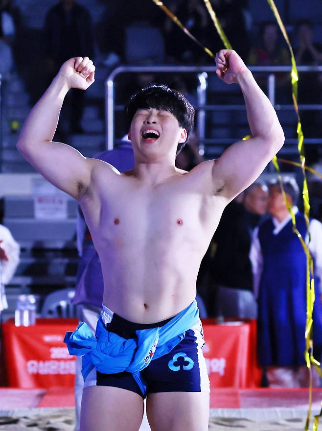 이용훈(MG새마을금고)이 유성온천장사대회에서 생애 첫 태백장사(80㎏ 이하)에 오른 뒤 포효하는 모습. 협회