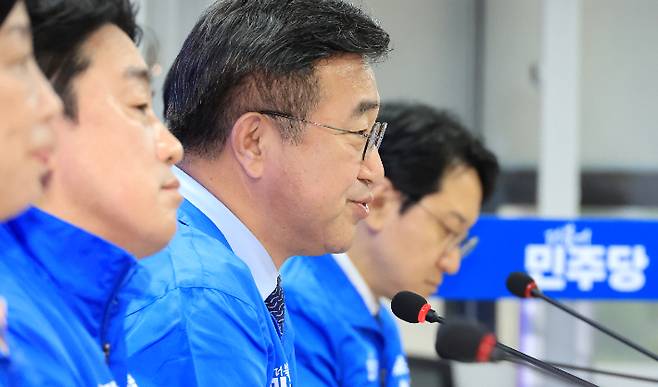 더불어민주당 윤호중 중앙선대위 총괄본부장이 15일 서울 여의도 중앙당사에서 열린 제4차 총괄본부장단회의에서 발언하고 있다. 연합뉴스