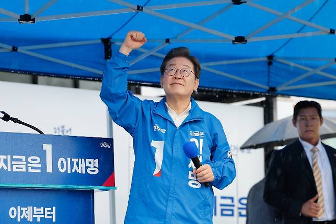 더불어민주당 이재명 대선 후보가 15일 전남 여수시 이순신 광장에서 열린 집중 유세에서 연설하고 있다. 연합뉴스