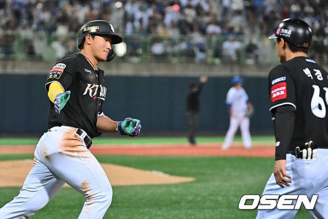 [OSEN=포항, 이석우 기자] 14일 포항야구장에서 2025 신한 SOL 뱅크 KBO 리그 삼성 라이온즈와 KT 위즈의 경기가 열렸다. 홈팀 삼성은 원태인이, 방문팀 KT는 소형준이 선발로 출전했다.KT 위즈 안현민이 6회초 좌월 솔로 홈런을 치고 그라운드를 돌고 있다. 2025.05.14 / foto0307@osen.co.kr