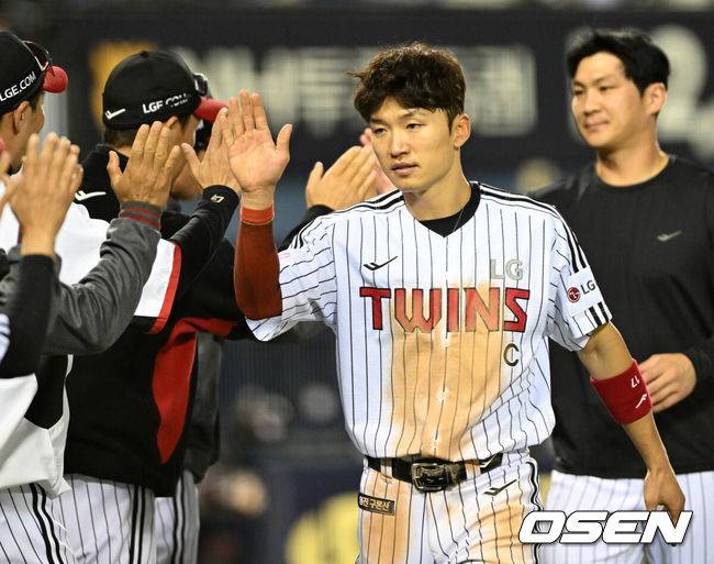 [OSEN=잠실, 이대선 기자] 프로야구 LG 트윈스가 키움 히어로즈를 꺾고 5연승을 이어갔다.&nbsp;14일 서울 잠실구장에서 열린 키움 히어로즈와 경기에서 15안타를 터뜨리며 12-0으로 승리했다.&nbsp;선발투수 송승기는 6이닝 4피안타 2볼넷 5탈삼진 무실점으로 시즌 3승째를 기록했다.경기 종료 후 LG 박해민이 승리의 기쁨을 나누고 있다. 2025.05.14 /sunday@osen.co.kr