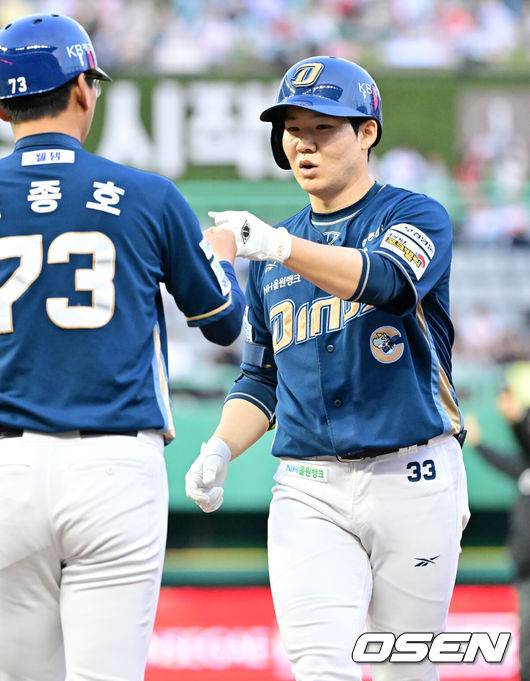 [OSEN=인천, 민경훈 기자] 14일 오후 인천 SSG랜더스필드에서 ‘2025 신한 SOL Bank KBO리그’ SSG 랜더스와 NC 다이노스의 경기가 열렸다.SSG는 송영진을, NC는 목지훈을 선발로 내세웠다.3회초 무사 주자 1,3루 NC 박민우가 좌익수 오른쪽 1타점 적시타를 때린 후 1루에서 기뻐하고 있다. 2025.05.14 / rumi@osen.co.kr