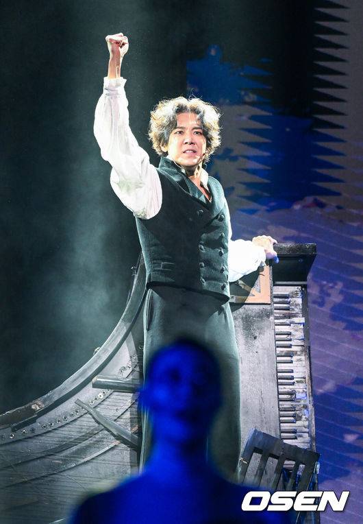 [OSEN=박준형 기자] 19일 오후 서울 서초구 예술의 전당에서 뮤지컬 ‘베토벤’ 프레스콜이 진행됐다.위대한 예술가이자 한 인간으로서의 고뇌를 그려내는 베토벤 역은 박효신과 박은태, 카이가 번갈아 연기한다. 연인 안토니 브렌타노와의 운명적 사랑으로 세상을 향해 마음을 여는 과정과 상처 받은 영혼이 구원받는 서사를 담아낸다. '월광 소나타', '비창' 등 베토벤의 원곡을 모티브로 제작된 넘버를 폭발적인 가창력으로 선보일 예정이다.뮤지컬 베토벤은 세기의 음악가 베토벤의 삶과 음악, 사랑을 뮤지컬로 담아내며 지난 12일 첫 공연을 올렸다. 배우 카이이 열연을 펼치고 있다.  2023.01.19 / soul1014@osen.co.kr