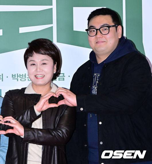 [OSEN=지형준 기자] 31일 오후 서울 잠실 롯데시네마 월드타워에서 영화 ‘로비’ VIP 시사회 포토월 행사가 열렸다.‘로비'는 연구밖에 모르던 스타트업 대표 창욱(하정우)이 4조 원의 국책사업을 따내기 위해 인생 첫&nbsp;로비&nbsp;골프를 시작하는 이야기. 오는 4월 2일 개봉.이경실, 손보승이 포토타임을 하고 있다. 2025.03.31 / jpnews@osen.co.kr