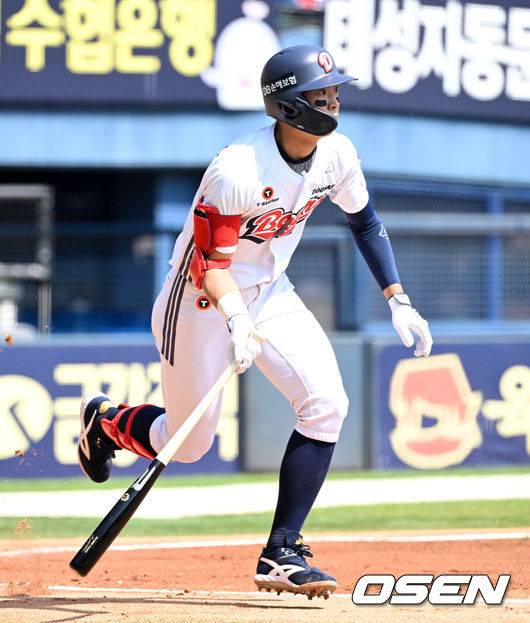 [OSEN=잠실, 이대선 기자] 26일 오후 서울 잠실야구장에서 2025 신한 SOL Bank KBO리그 두산 베어스와 롯데 자이언츠의 경기가 열렸다.두산은 잭로그, 롯데는 나균안을 선발 투수로 내세웠다.2회말 1사 1루에서 두산 김민석이 우전 안타를 치고 있다. 2025.04.26 /sunday@osen.co.kr