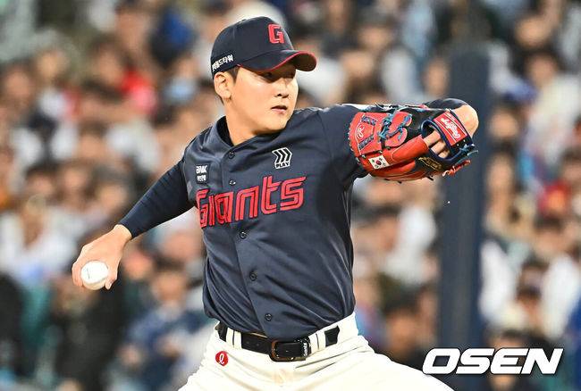 [OSEN=대구, 이석우 기자] 3일 대구삼성라이온즈파크에서 2024 신한 SOL 뱅크 KBO 리그 삼성 라이온즈와 롯데 자이언츠의 경기가 열렸다. 삼성은 5연속 위닝시리즈와 함께 공동 2위로 올라선 기세를 몰아 코너가 선발 등판하고 롯데는 짜릿한 1점차 역전승에 이어 나균안이 선발로 등판했다.롯데 자이언츠 최준용이 역투하고 있다. 2024.05.03 / foto0307@osen.co.kr
