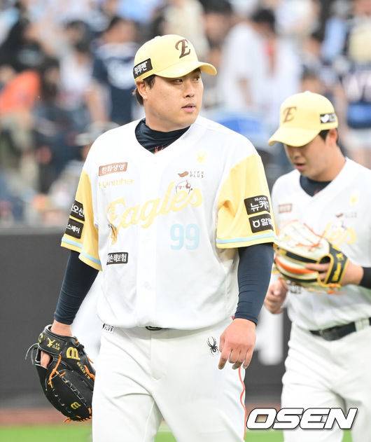 [OSEN=대전, 김성락 기자] 13일 대전 한화생명볼파크에서 ‘2025 신한 SOL Bank KBO리그’ 한화 이글스와 두산 베어스의 경기가 열렸다.이날 한화는 류현진, 두산은 최원준을 선발로 내세웠다.1회초 종료 후 한화 류현진이 더그아웃으로 이동하고 있다. 2025.05.13 / ksl0919@osen.co.kr