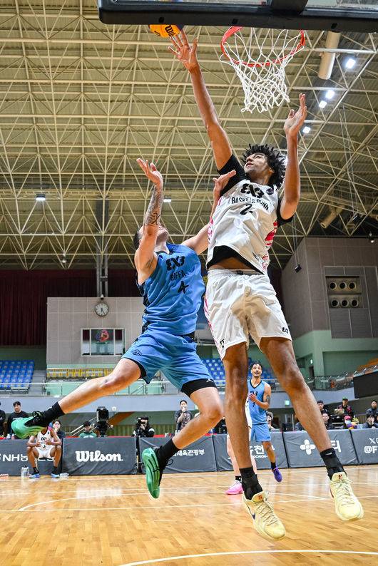 [사진] 220cm 대회 최장신 독일의 로티미 소피안 오군니이