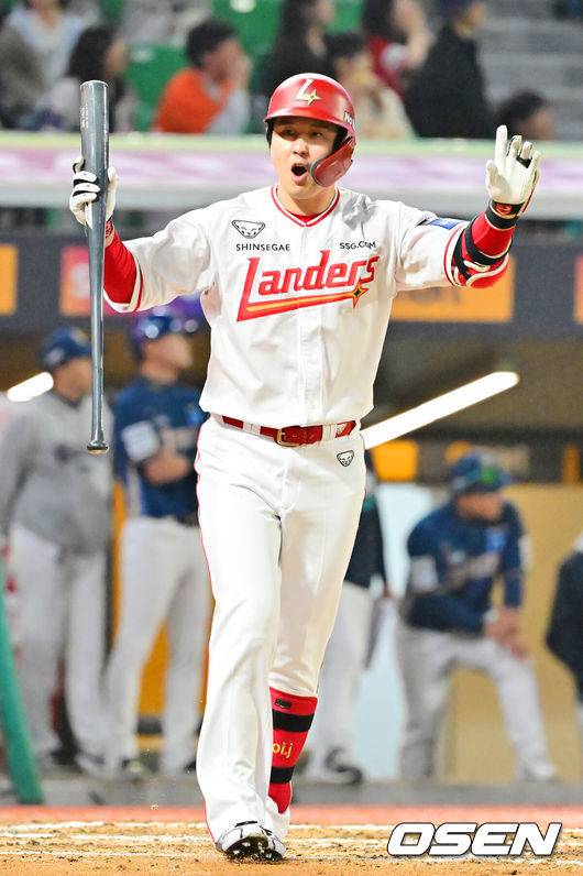 [OSEN=인천, 민경훈 기자] 15일 오후 인천 SSG랜더스필드에서 ‘2025 신한 SOL Bank KBO리그’ SSG 랜더스와 NC 다이노스의 경기가 열렸다.SSG는 앤더슨을, NC는 신민혁을 선발로 내세웠다.6회말 1사 주자 1,2루 SSG 최정이 좌월 선취 스리런 홈런을 때리며 기뻐하고 있다. 2025.05.15 / rumi@osen.co.kr