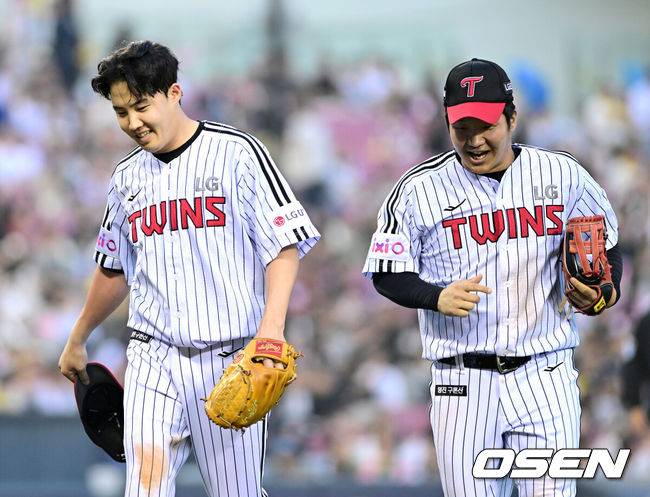 [OSEN=잠실, 최규한 기자] 15일 서울 잠실야구장에서 ‘2025 신한 SOL Bank KBO리그’ LG 트윈스와 키움 히어로즈의 경기가 열렸다.이날 홈팀 LG는 임찬규, 방문팀 키움은 하영민을 선발투수로 내세웠다.4회초 2사 1루 상황 키움 푸이그의 땅볼 타구를 처리한 LG 3루수 문보경과 선발 임찬규가 인사를 나누고 있다. 2025.05.15 / dreamer@osen.co.kr