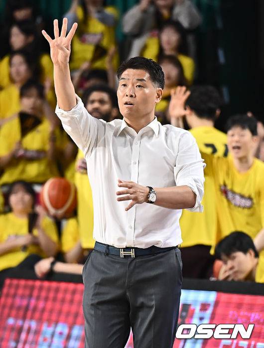 [OSEN=창원, 이석우 기자] 15일 창원 체육관에서 2024-2025 KCC 프로농구 창원 LG와 서울 SK의 챔피언결정전 6차전 경기가 열렸다.  서울 SK가 창원 LG와의 챔피언결정전에서 3연패 후 2연승하며 ‘리버스 스윕’을 노리고 있다.창원 LG 조상현 감독이 작전 지시를 하고 있다. 2025.05.15 / foto0307@osen.co.kr