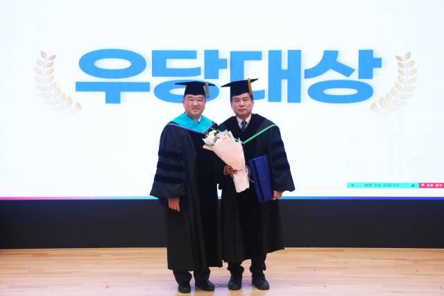 ▲경동대학교 우당대상 시상식(왼쪽부터 전성용 총장, 최진식 기획조정처장). ⓒ경동대