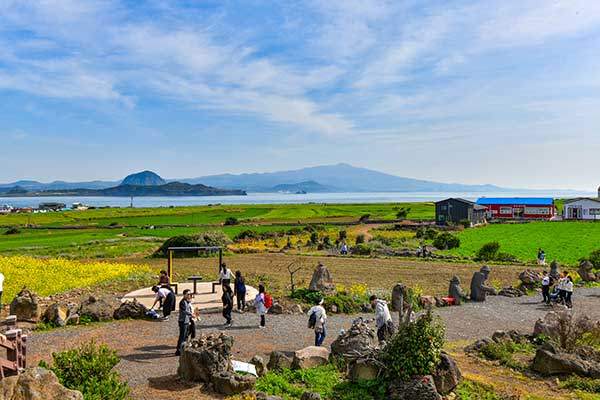 소망전망대서 본 북쪽 풍광. 송악산과 산방산, 형제섬이 한라산을 배경으로 도드라진다.