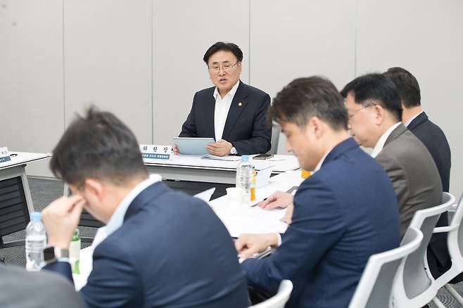 유상임 과학기술정보통신부 장관이 13일 오후 서울 중구 서울스퀘어 국가인공지능위원회 회의실에서 열린 '제4차 AI컴퓨팅 인프라 특별위원회' 에서 '첨단 GPU 확보 추진방안' 을 논의하고 있다. 과학기술정보통신부 제공