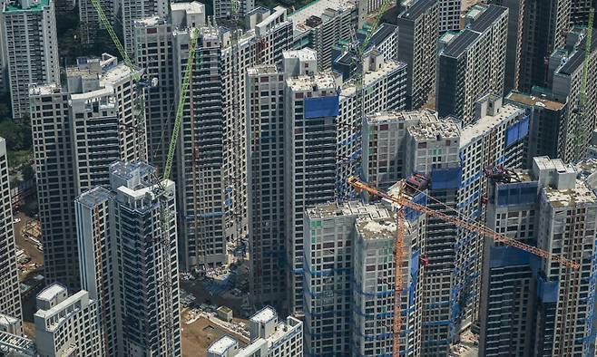 서울 송파구 롯데월드타워 전망대 서울스카이에서 바라본 서울시내 아파트 공사현장. 뉴시스