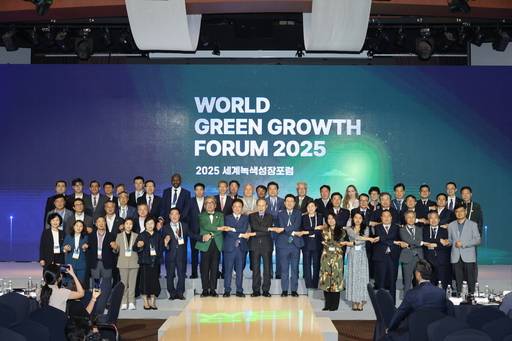 14일 포항 라한호텔에서 열린 ‘2025 세계녹색성장포럼(WGGF)’ 개막식에서 참석자들이 기념촬영을 하고 있다.
