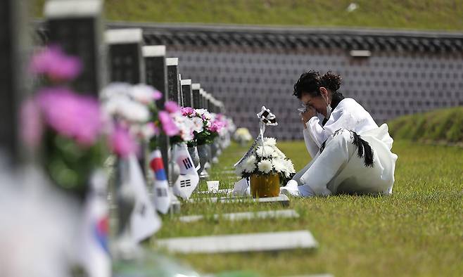 2023년 5·18 광주민주화운동 기념일을 하루 앞두고&nbsp;광주광역시&nbsp;국립 5·18 민주묘지에서 열린 추모제에 참석한 한 유족이 묘소 앞에서 오열하고 있다. 세계일보 자료사진