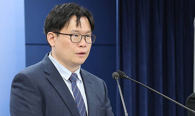 전승재 개인정보보호위원회 조사3팀장이 15일 서울 종로구 정부서울청사에서 열린 개인정보위 제11차 전체회의 결과 브리핑에서 AI 디지털교과서 사전 실태점검 결과를 발표하고 있다. 뉴스1