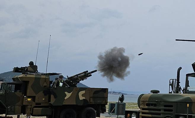 육군 50사단은 15일 포항 화진훈련장에서 지∙해∙공 합동훈련에 앞서 차륜형 자주포 사격능력 숙달을 위해 해상 고폭탄 실사격 훈련을 실시하고 있다. 육군 50보병사단 제공