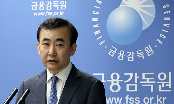 이세훈 금융감독원 수석부원장이 15일 서울 여의도 금융감독원에서 전 금융권 성과보수체계와 보험사의 지급여력비율 및 금융회사의 해외 부동산 대체투자와 킥스 도입 관련 대응 경과 및 향후 감독 방안에 대해 브리핑하고 있다. 뉴스1