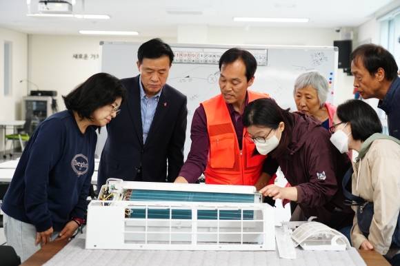 이승로(왼쪽 두 번째) 서울 성북구청장이 지난 13일 상월곡동 성북리앤업사이클플라자에서 주민들과 함께 생활가전제품 관리 수업을 듣고 있다. 성북구 제공