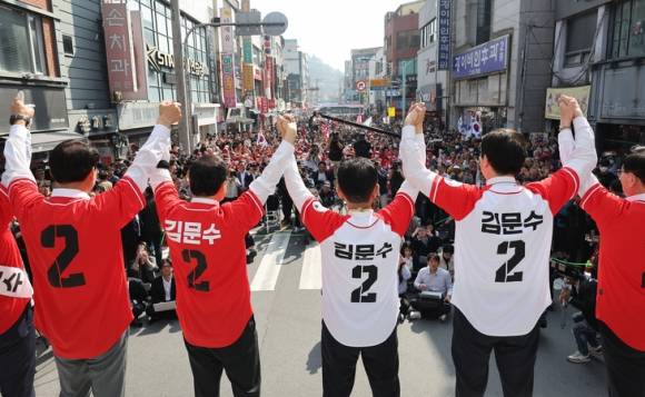 진주광미사거리에서 유세하는 김문수 후보 - 영남지역을 순회하고 있는 국민의힘 김문수 대선 후보가 14일 경남 진주시 광미사거리에서 유세하고 있다.  연합뉴스