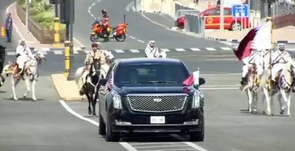 2025년 5월 14일 카타르 도하에 도착한 뒤 전용 차량인 ‘더 비스트’로 이동하는 도널드 트럼프 미국 대통령과 말을 타고 호위하는 카타르 경호팀. 폭스뉴스 캡처