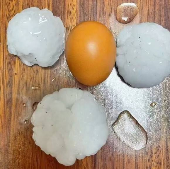 13일 저녁 베이징에 쏟아진 우박. 웨이보 캡처